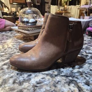 FRYE AND CO. Tan Ankle Booties